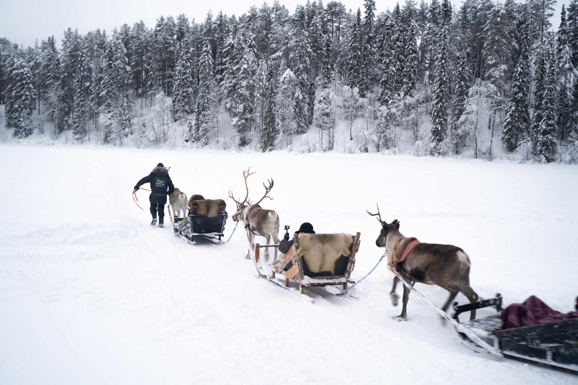 Toimistotilassa ikkunan ääressä istuu ihmisiä, taustalla heijastuvat pilvenpiirtäjät ja kattoikkunat.